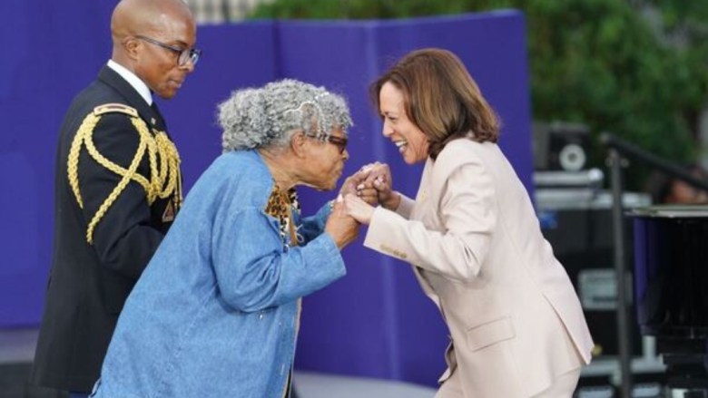 Capturing History: 10 Powerful 2023 Photos by Christopher Creese