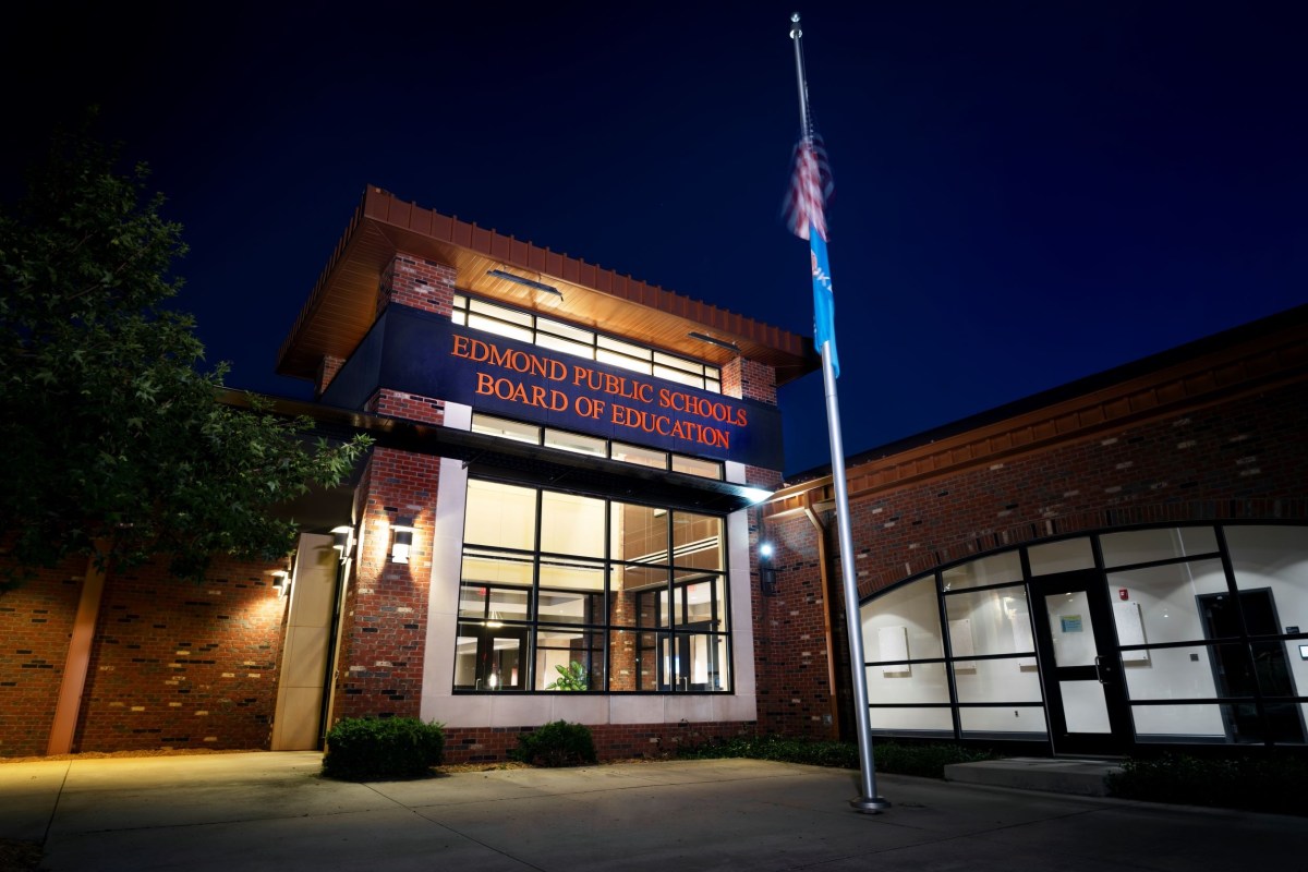 Photo of the Edmond Public Schools Board of Education building.